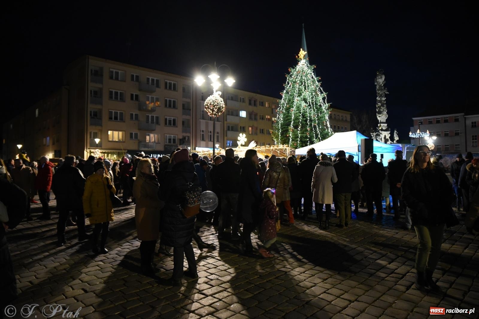 Zdjęcie w galerii na portalu naszraciborz.pl: Żywa szopka i wspólne kolędowanie na raciborskim Rynku wiadomości z regionu