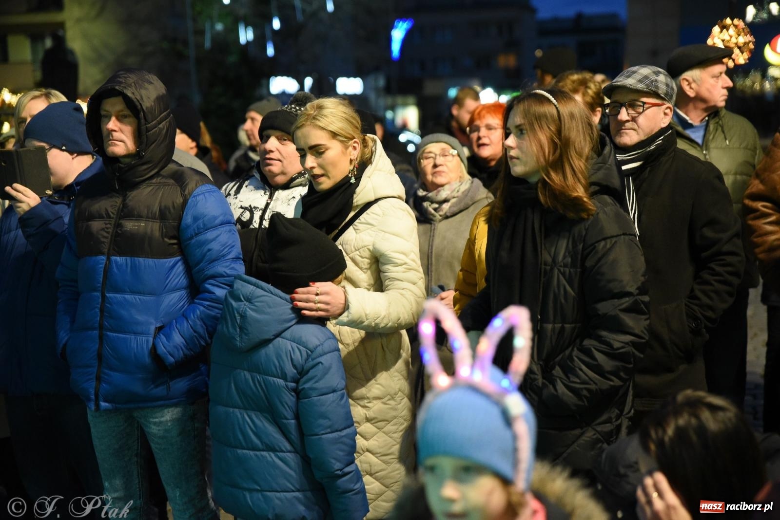 Zdjęcie w galerii na portalu naszraciborz.pl: Żywa szopka i wspólne kolędowanie na raciborskim Rynku wiadomości z regionu