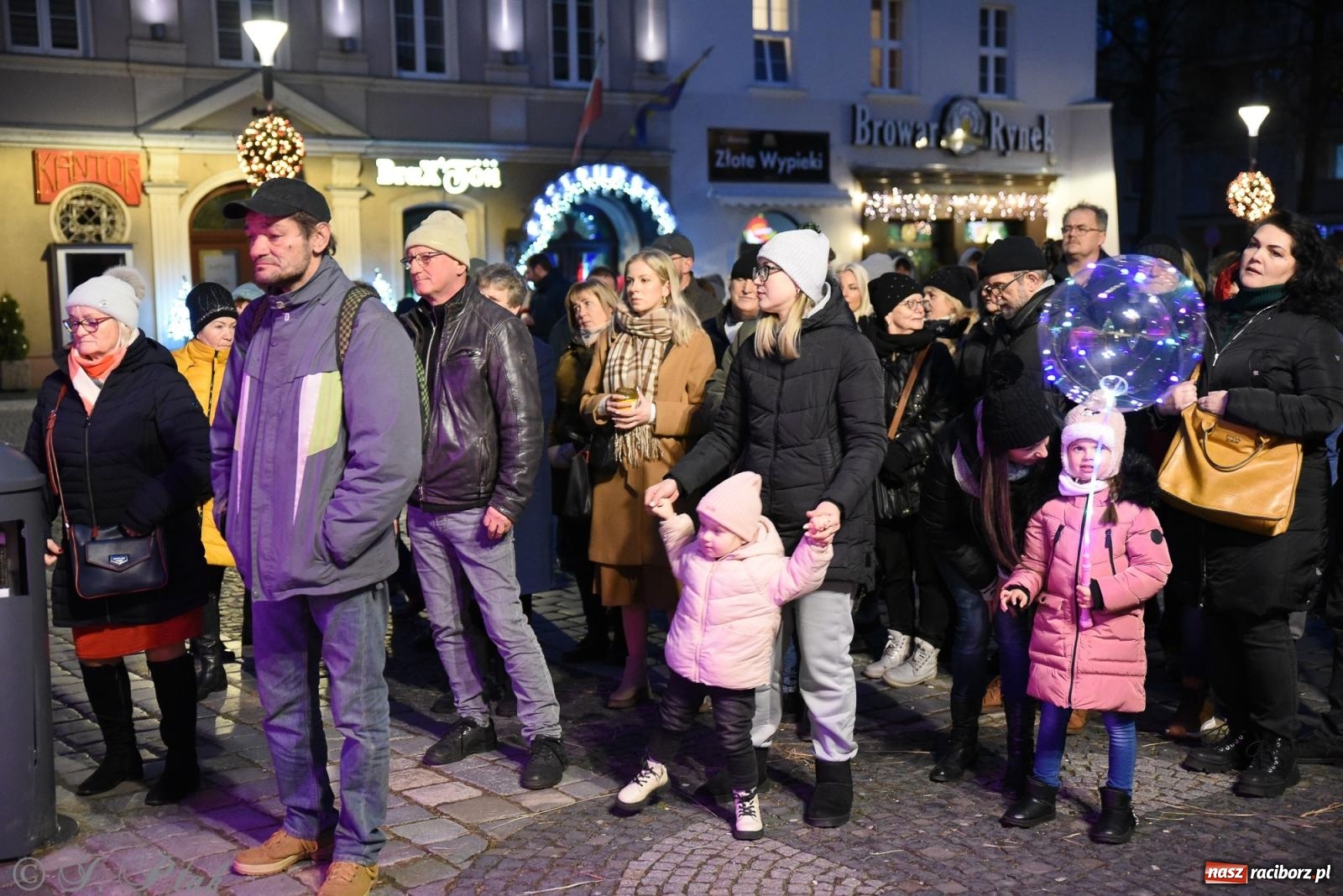 Zdjęcie w galerii na portalu naszraciborz.pl: Żywa szopka i wspólne kolędowanie na raciborskim Rynku wiadomości z regionu