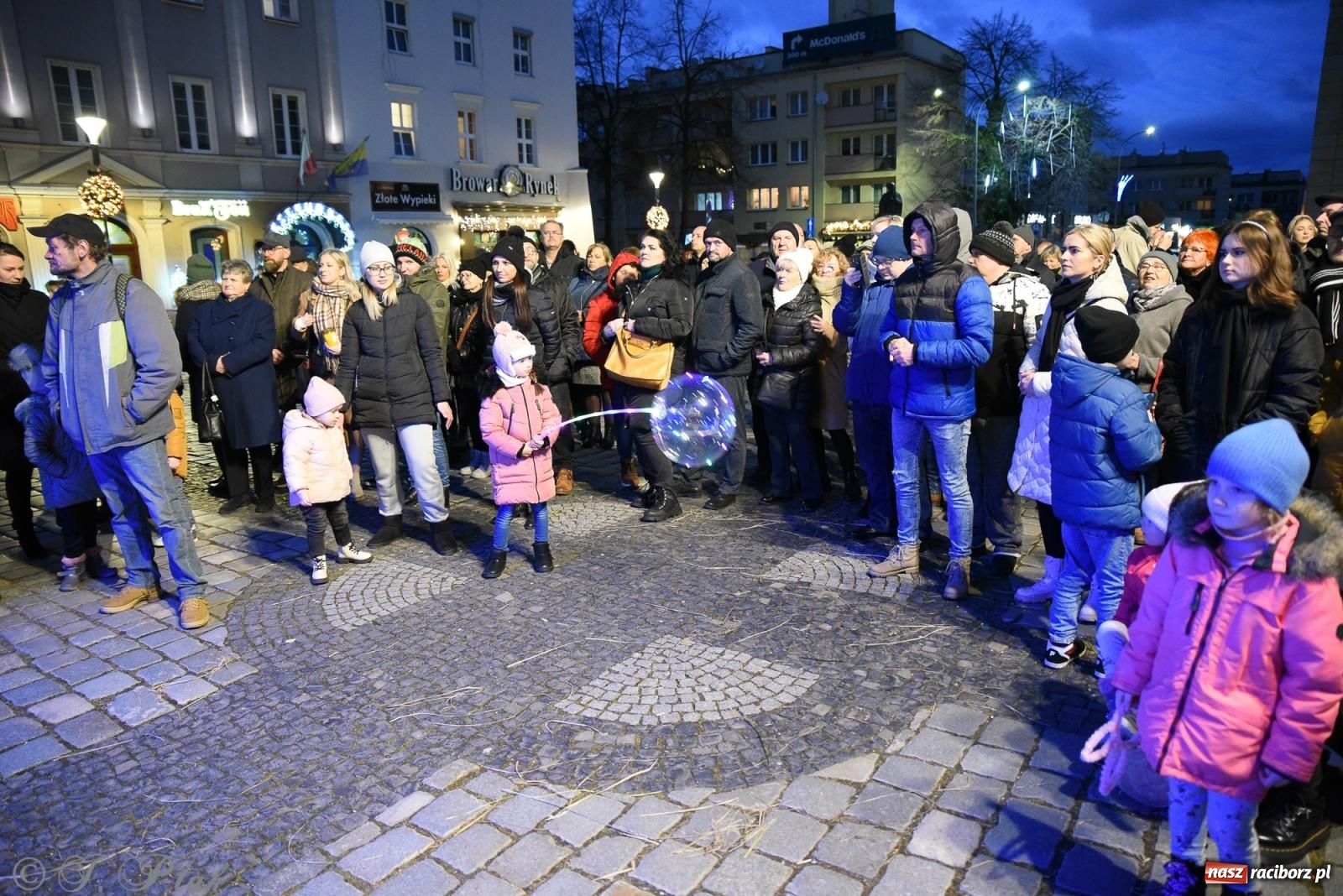 Zdjęcie w galerii na portalu naszraciborz.pl: Żywa szopka i wspólne kolędowanie na raciborskim Rynku wiadomości z regionu
