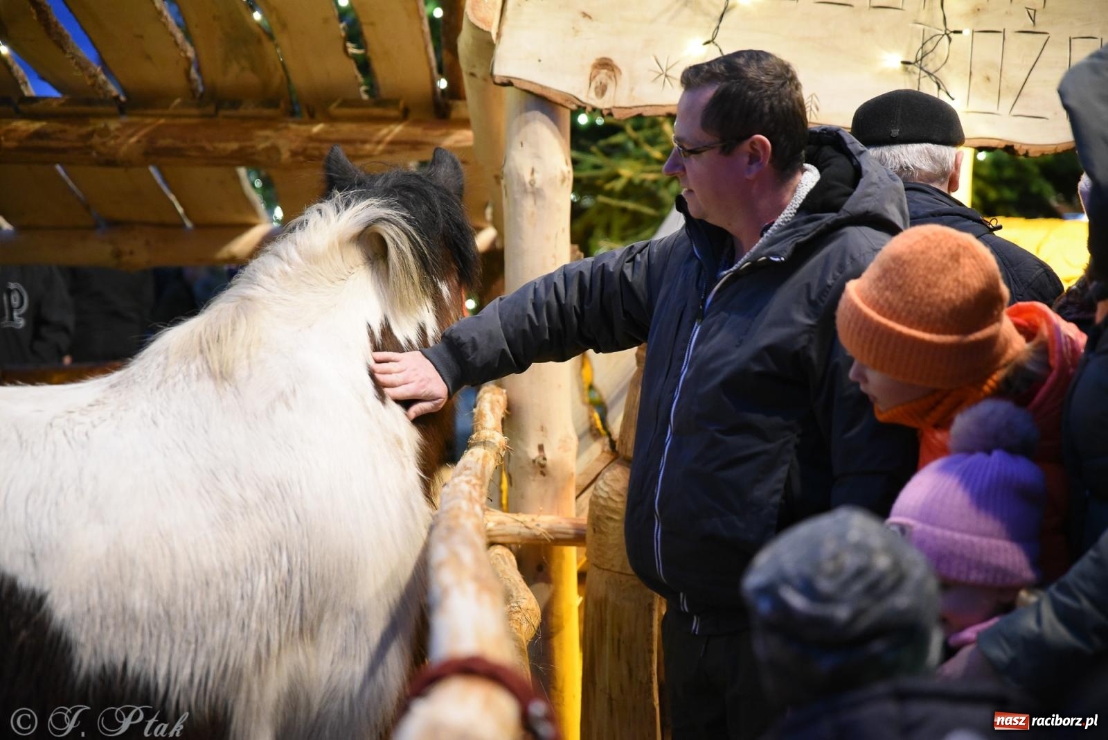 Zdjęcie w galerii na portalu naszraciborz.pl: Żywa szopka i wspólne kolędowanie na raciborskim Rynku wiadomości z regionu