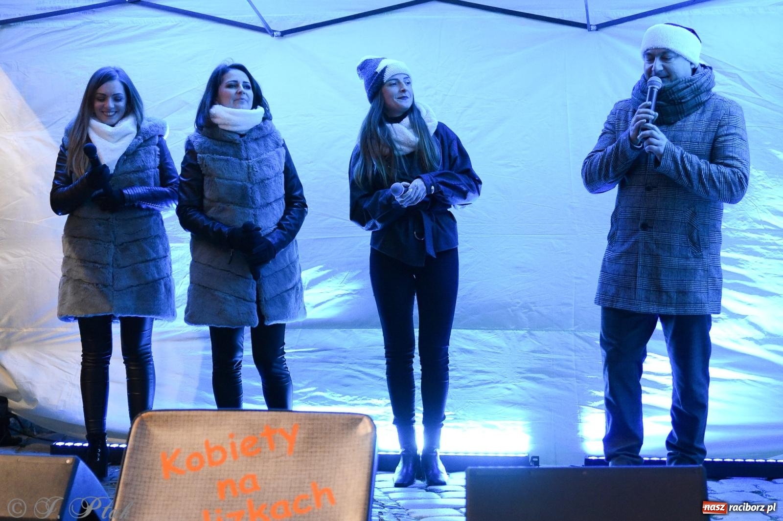 Zdjęcie w galerii na portalu naszraciborz.pl: Żywa szopka i wspólne kolędowanie na raciborskim Rynku wiadomości z regionu