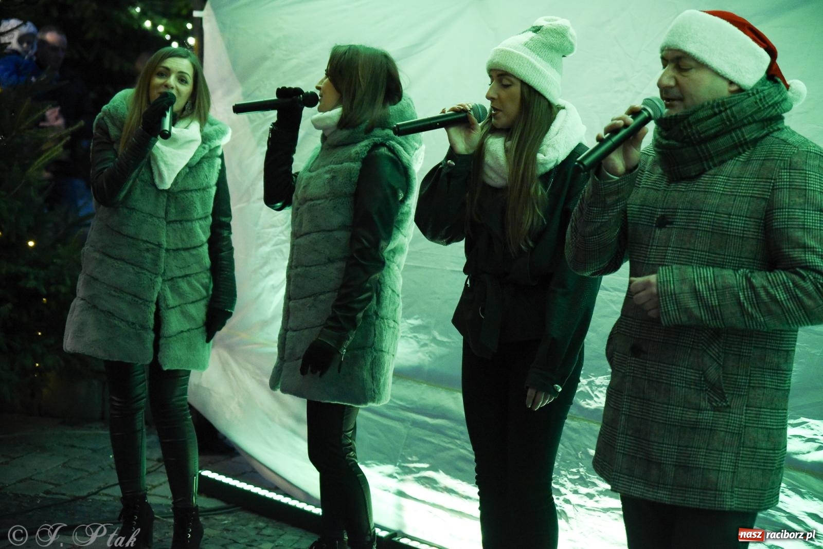 Zdjęcie w galerii na portalu naszraciborz.pl: Żywa szopka i wspólne kolędowanie na raciborskim Rynku wiadomości z regionu