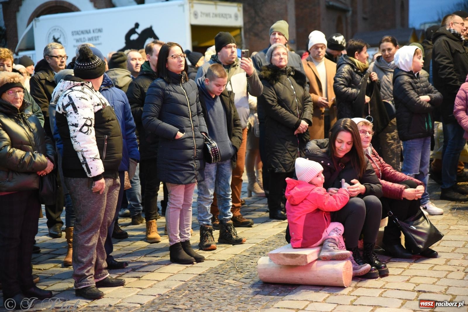 Zdjęcie w galerii na portalu naszraciborz.pl: Żywa szopka i wspólne kolędowanie na raciborskim Rynku wiadomości z regionu
