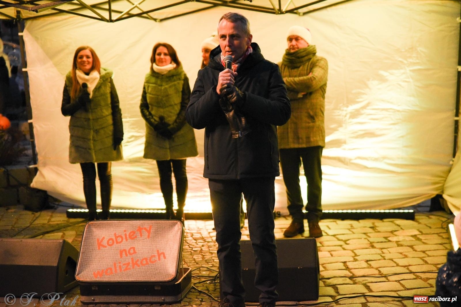 Zdjęcie w galerii na portalu naszraciborz.pl: Żywa szopka i wspólne kolędowanie na raciborskim Rynku wiadomości z regionu