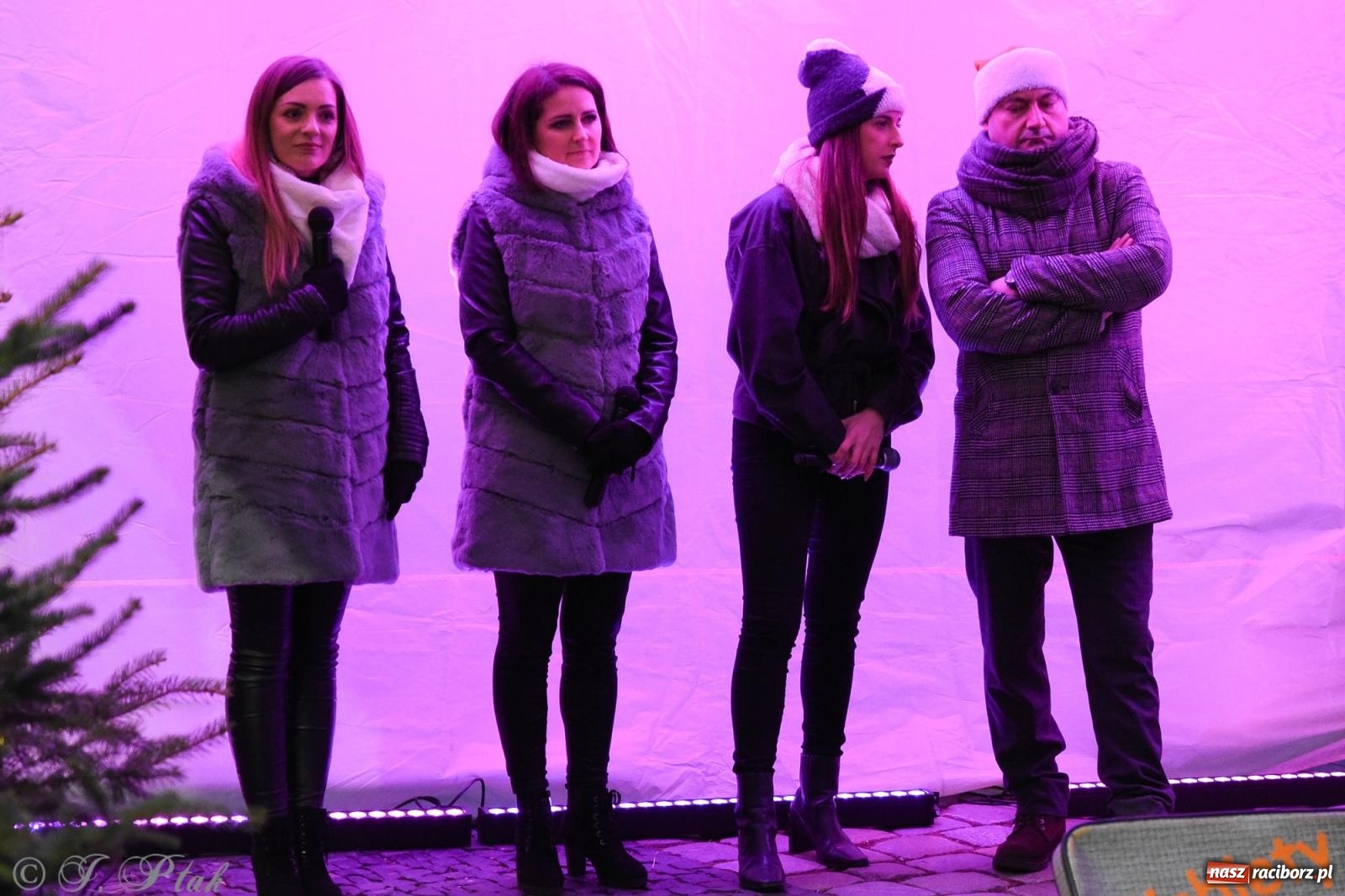 Zdjęcie w galerii na portalu naszraciborz.pl: Żywa szopka i wspólne kolędowanie na raciborskim Rynku wiadomości z regionu