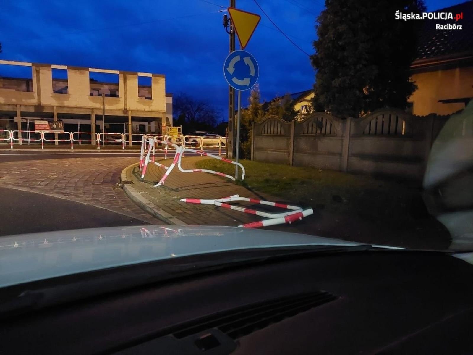 Zdjęcie w galerii na portalu naszraciborz.pl: Policjanci po służbie zatrzymali nietrzeźwego kierującego. Uderzył w barierki na Mariańskiej-Michejdy [FOTO] wiadomości z regionu
