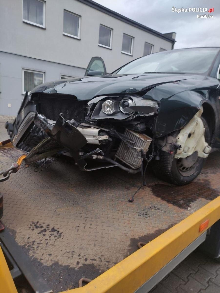 Zdjęcie w galerii na portalu naszraciborz.pl: Policjanci po służbie zatrzymali nietrzeźwego kierującego. Uderzył w barierki na Mariańskiej-Michejdy [FOTO] wiadomości z regionu