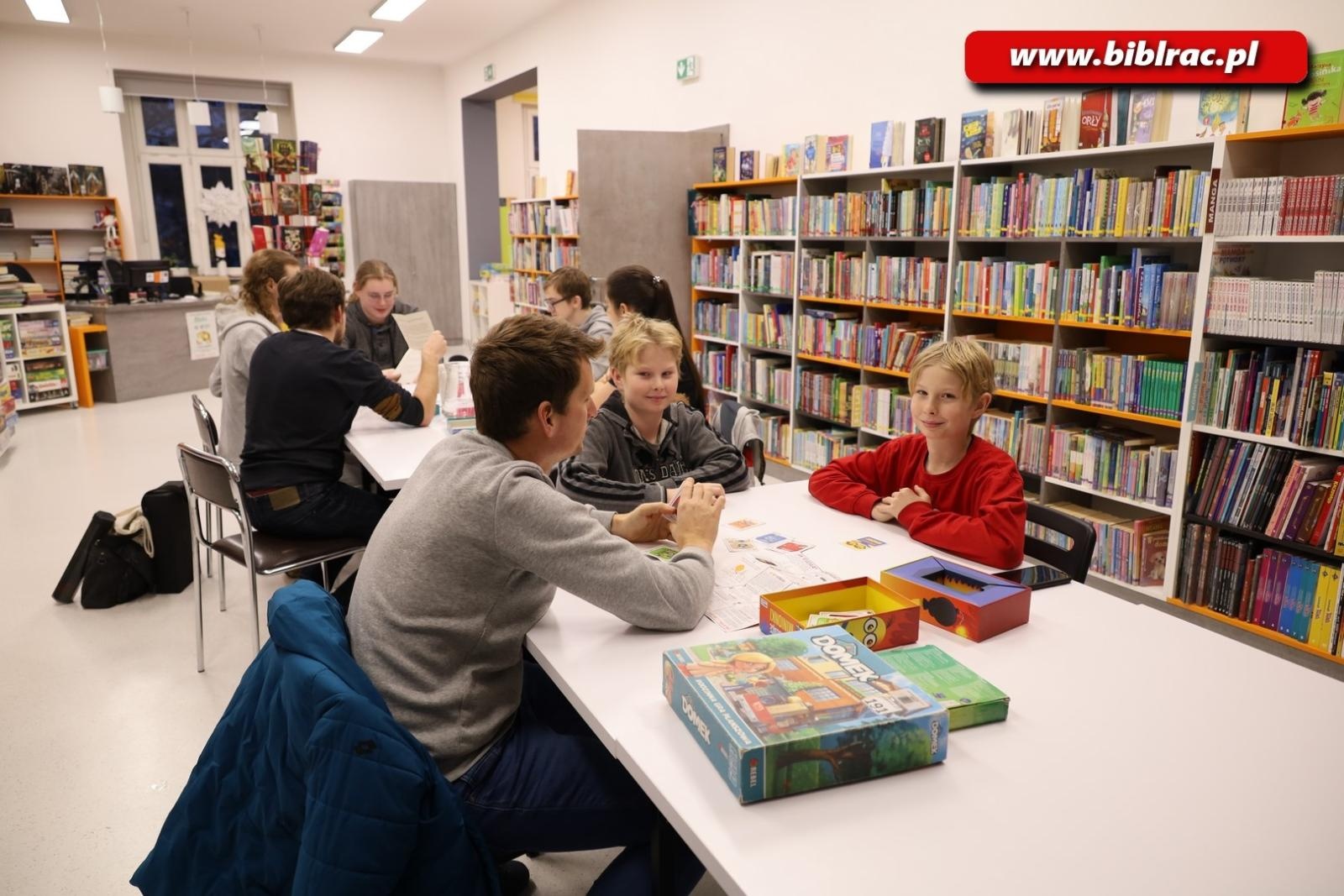 Zdjęcie w galerii na portalu naszraciborz.pl: Grudniowo-klubowo w raciborskiej bibliotece wiadomości z regionu