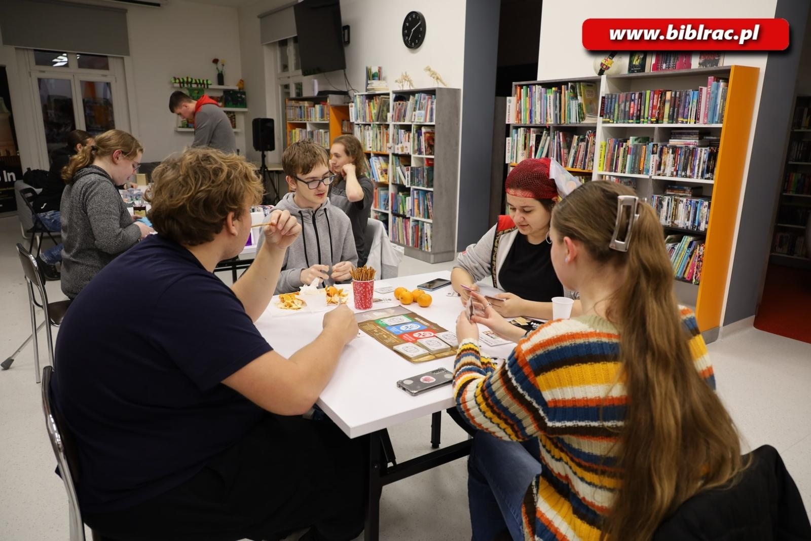 Zdjęcie w galerii na portalu naszraciborz.pl: Grudniowo-klubowo w raciborskiej bibliotece wiadomości z regionu