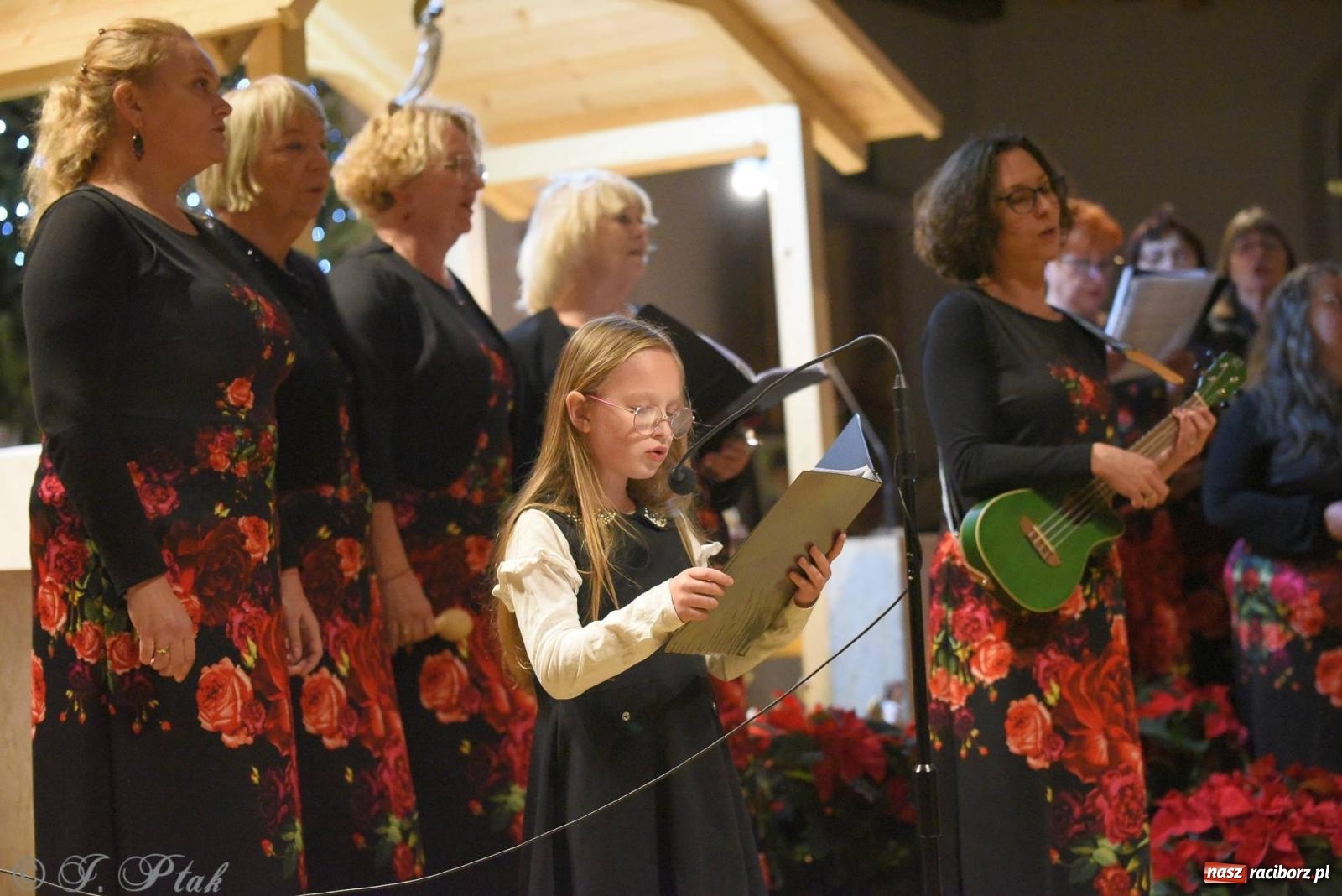 Zdjęcie w galerii na portalu naszraciborz.pl: Raciborski wieczór kolęd i pastorałek tym razem na Ocicach [FOTO i WIDEO] wiadomości z regionu
