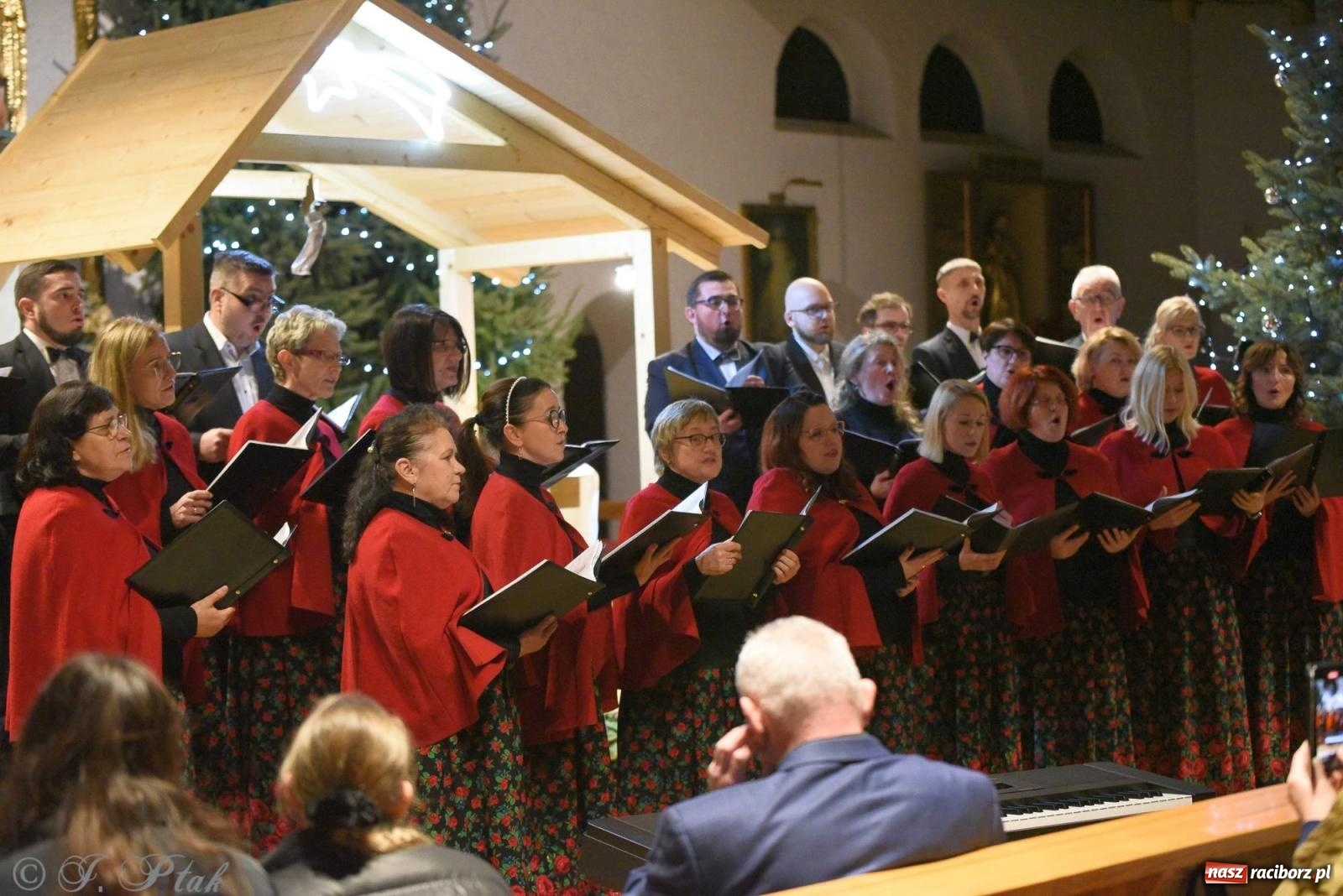 Zdjęcie w galerii na portalu naszraciborz.pl: Raciborski wieczór kolęd i pastorałek tym razem na Ocicach [FOTO i WIDEO] wiadomości z regionu