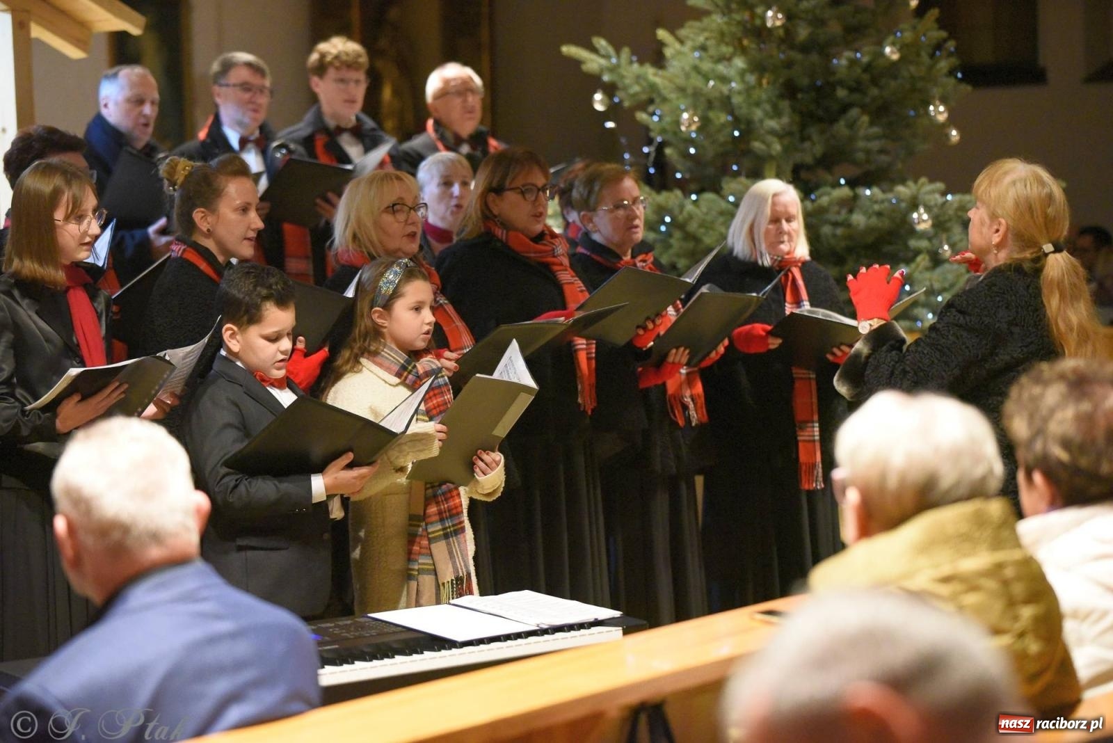 Zdjęcie w galerii na portalu naszraciborz.pl: Raciborski wieczór kolęd i pastorałek tym razem na Ocicach [FOTO i WIDEO] wiadomości z regionu