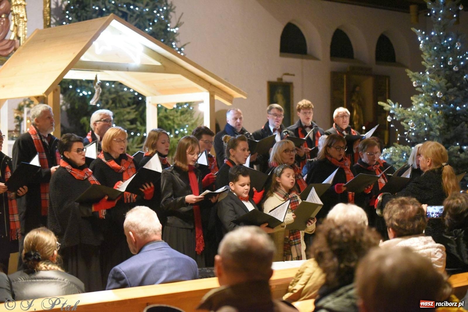 Zdjęcie w galerii na portalu naszraciborz.pl: Raciborski wieczór kolęd i pastorałek tym razem na Ocicach [FOTO i WIDEO] wiadomości z regionu