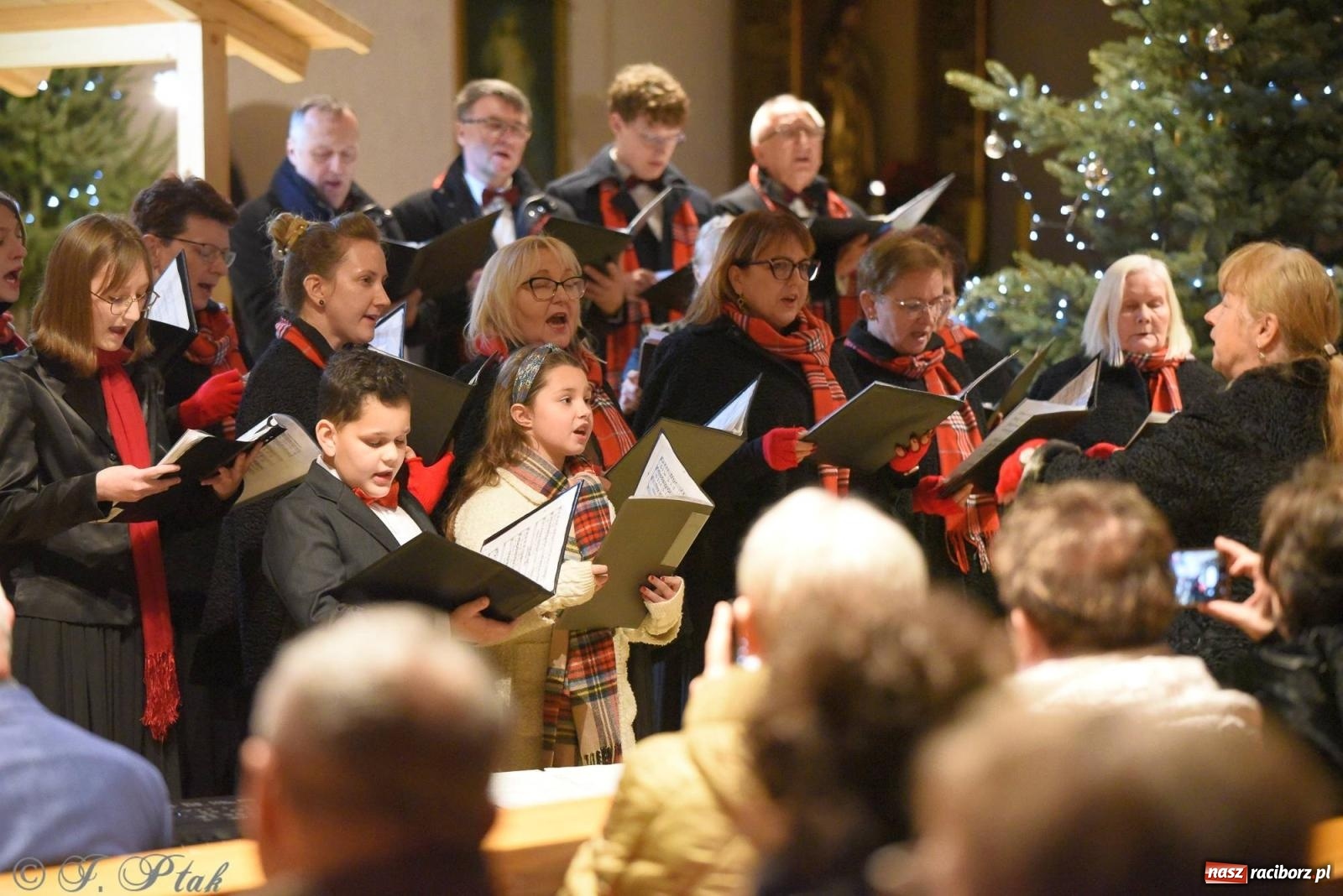 Zdjęcie w galerii na portalu naszraciborz.pl: Raciborski wieczór kolęd i pastorałek tym razem na Ocicach [FOTO i WIDEO] wiadomości z regionu