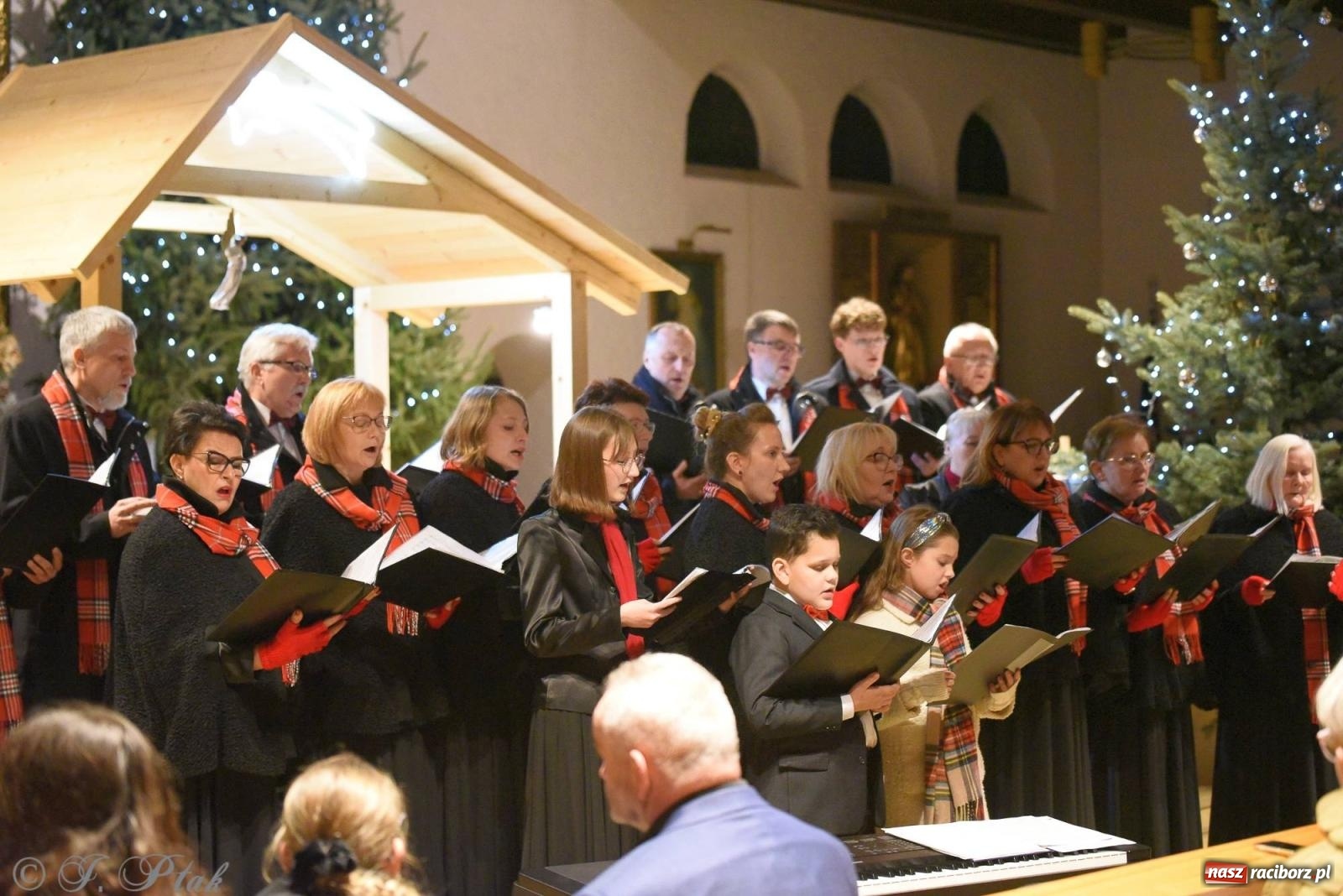 Zdjęcie w galerii na portalu naszraciborz.pl: Raciborski wieczór kolęd i pastorałek tym razem na Ocicach [FOTO i WIDEO] wiadomości z regionu