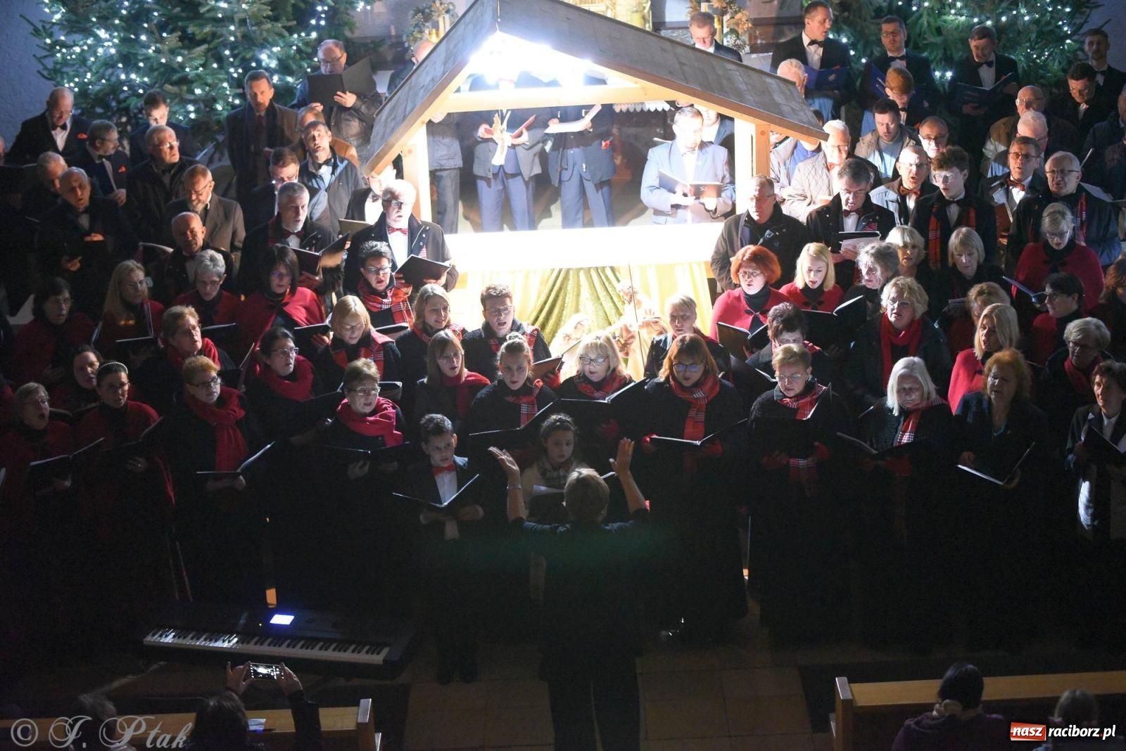 Zdjęcie w galerii na portalu naszraciborz.pl: Raciborski wieczór kolęd i pastorałek tym razem na Ocicach [FOTO i WIDEO] wiadomości z regionu