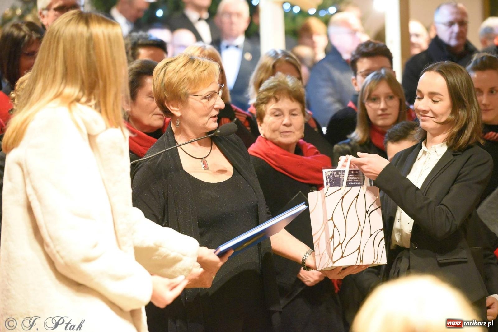 Zdjęcie w galerii na portalu naszraciborz.pl: Raciborski wieczór kolęd i pastorałek tym razem na Ocicach [FOTO i WIDEO] wiadomości z regionu