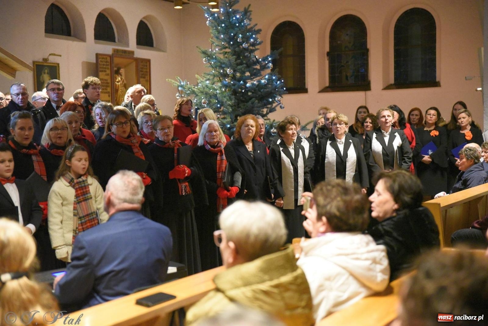 Zdjęcie w galerii na portalu naszraciborz.pl: Raciborski wieczór kolęd i pastorałek tym razem na Ocicach [FOTO i WIDEO] wiadomości z regionu