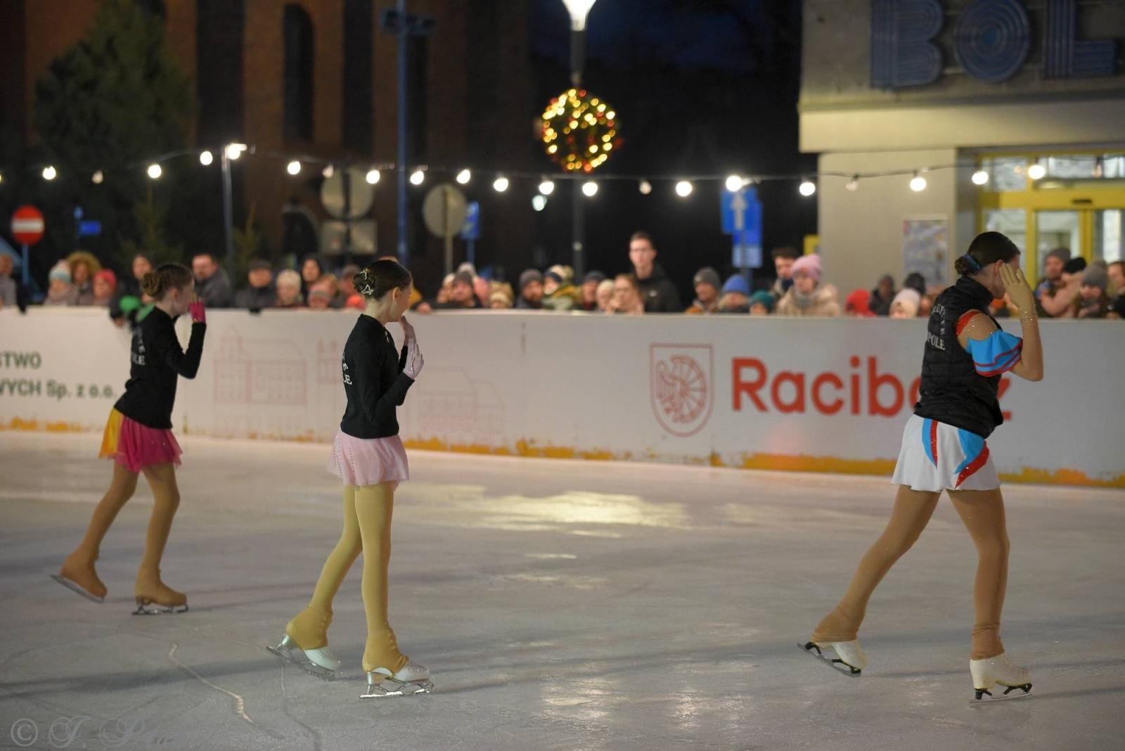 Zdjęcie w galerii na portalu naszraciborz.pl: Ice show na raciborskim Rynku [FOTO i WIDEO] wiadomości z regionu
