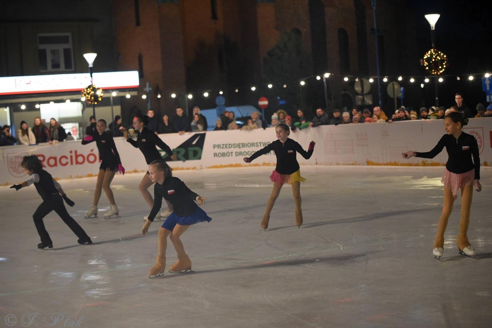 Zdjęcie w galerii na portalu naszraciborz.pl: Ice show na raciborskim Rynku [FOTO i WIDEO] wiadomości z regionu