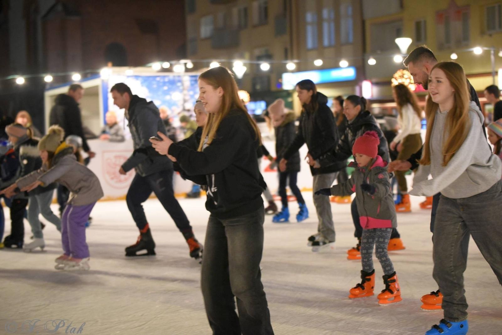 Zdjęcie w galerii na portalu naszraciborz.pl: Ice show na raciborskim Rynku [FOTO i WIDEO] wiadomości z regionu