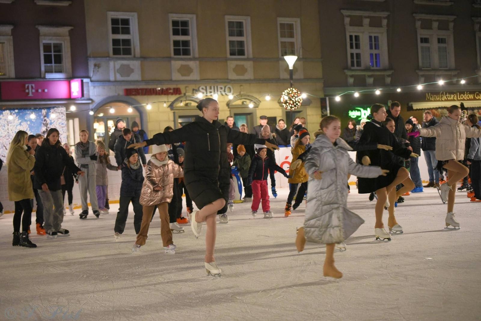 Zdjęcie w galerii na portalu naszraciborz.pl: Ice show na raciborskim Rynku [FOTO i WIDEO] wiadomości z regionu