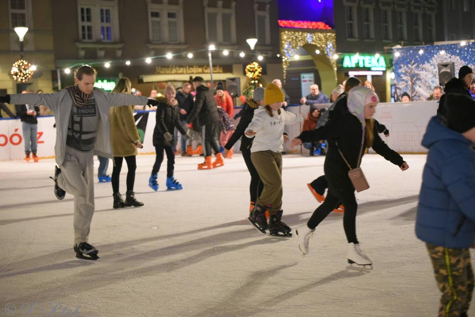 Zdjęcie w galerii na portalu naszraciborz.pl: Ice show na raciborskim Rynku [FOTO i WIDEO] wiadomości z regionu