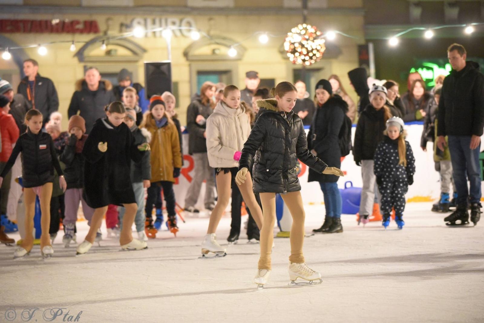 Zdjęcie w galerii na portalu naszraciborz.pl: Ice show na raciborskim Rynku [FOTO i WIDEO] wiadomości z regionu