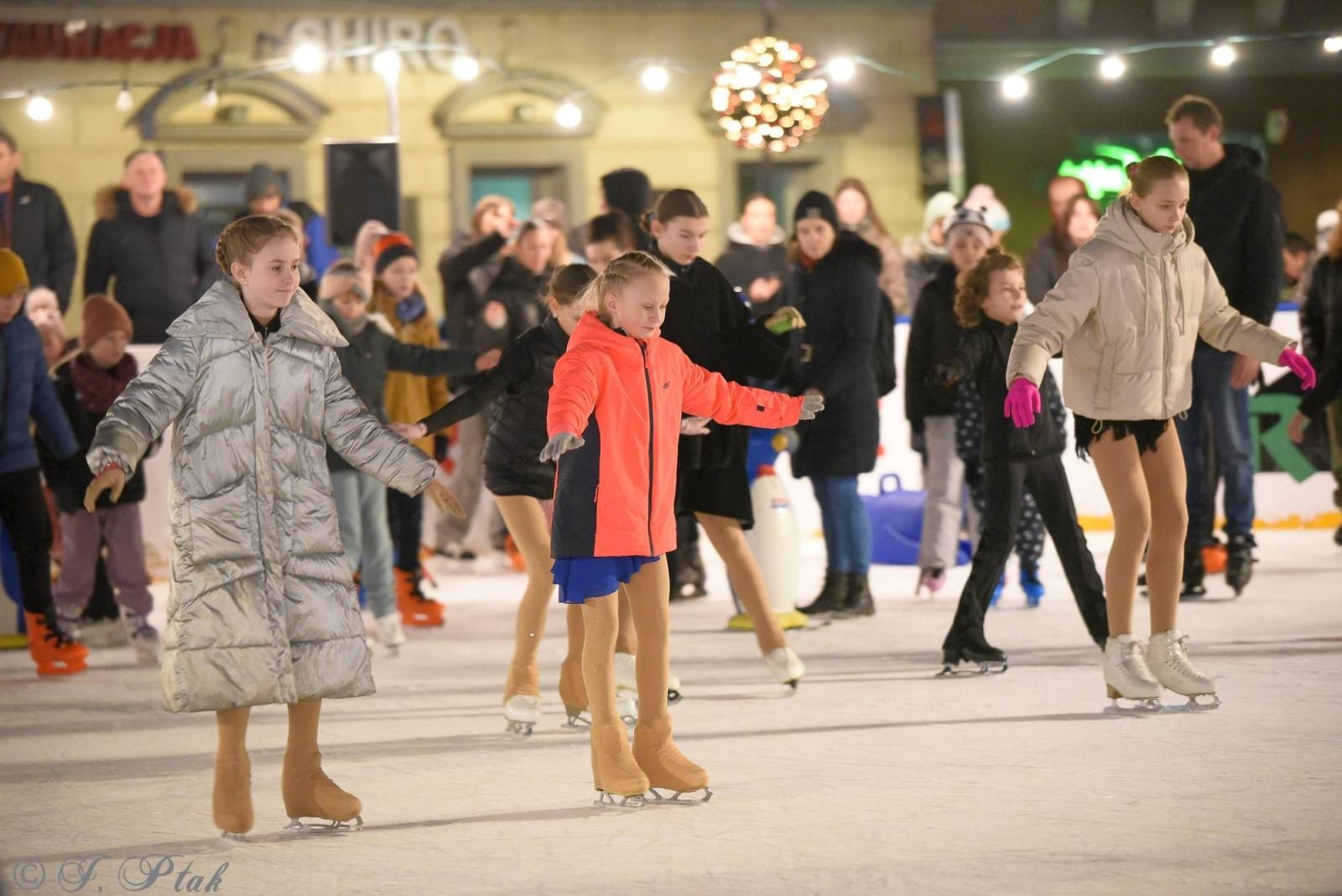 Zdjęcie w galerii na portalu naszraciborz.pl: Ice show na raciborskim Rynku [FOTO i WIDEO] wiadomości z regionu