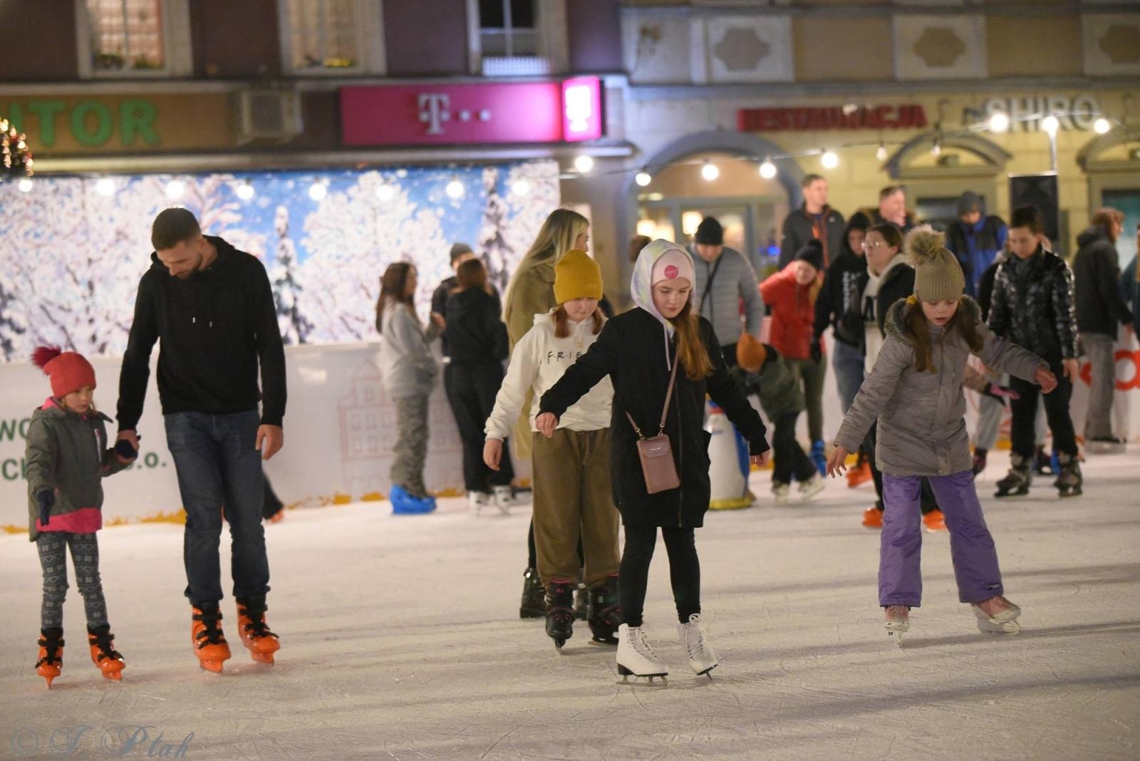 Zdjęcie w galerii na portalu naszraciborz.pl: Ice show na raciborskim Rynku [FOTO i WIDEO] wiadomości z regionu