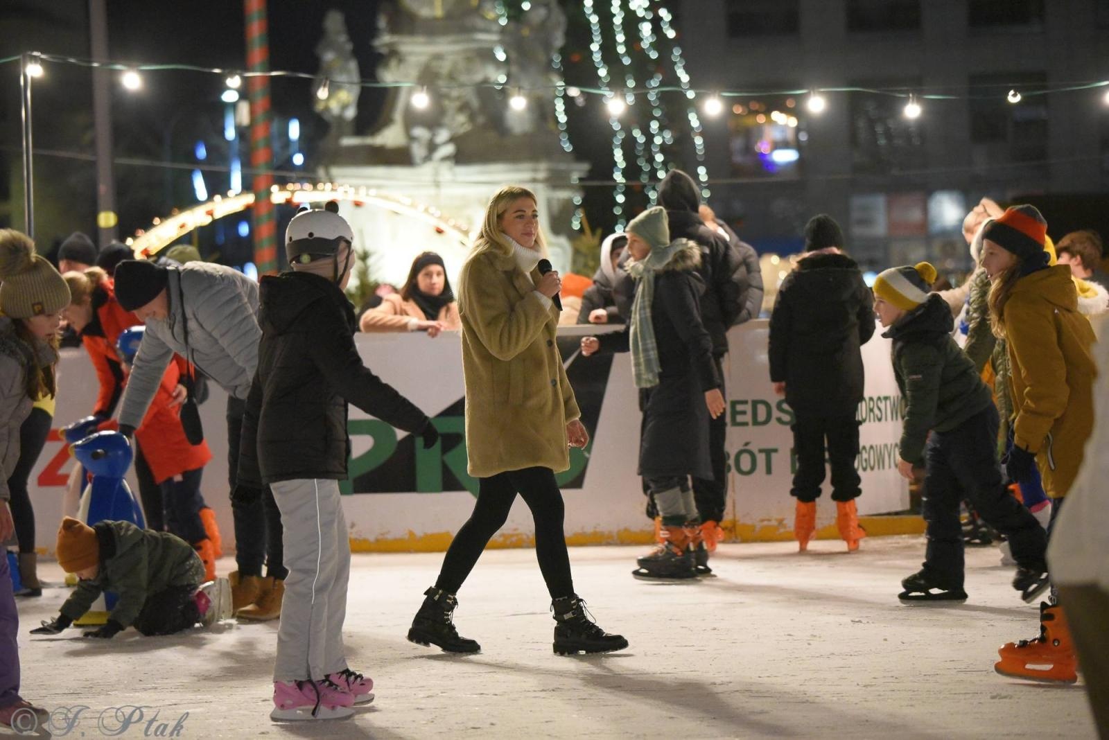 Zdjęcie w galerii na portalu naszraciborz.pl: Ice show na raciborskim Rynku [FOTO i WIDEO] wiadomości z regionu
