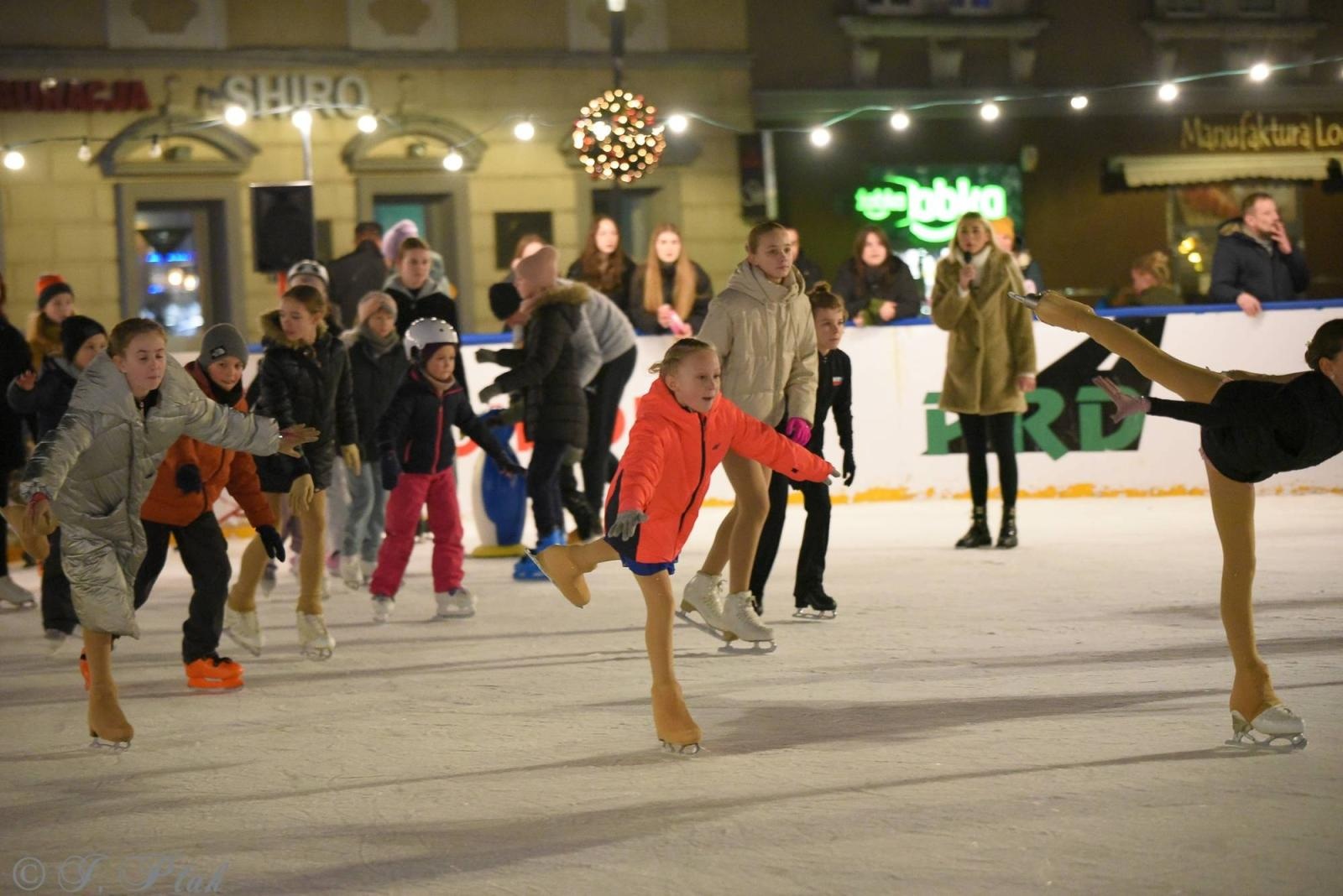 Zdjęcie w galerii na portalu naszraciborz.pl: Ice show na raciborskim Rynku [FOTO i WIDEO] wiadomości z regionu