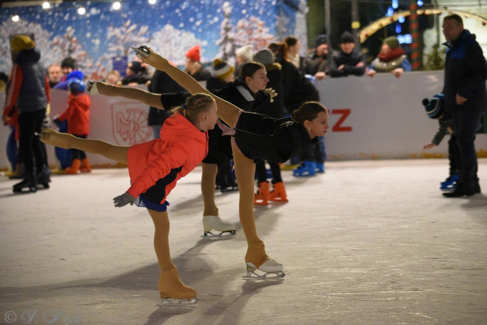 Zdjęcie w galerii na portalu naszraciborz.pl: Ice show na raciborskim Rynku [FOTO i WIDEO] wiadomości z regionu