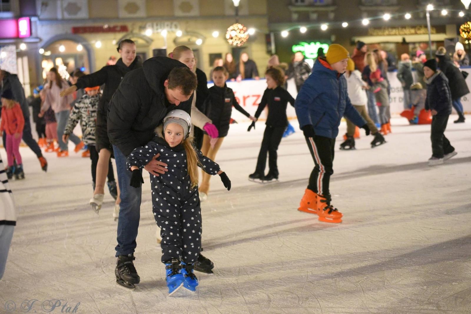 Zdjęcie w galerii na portalu naszraciborz.pl: Ice show na raciborskim Rynku [FOTO i WIDEO] wiadomości z regionu