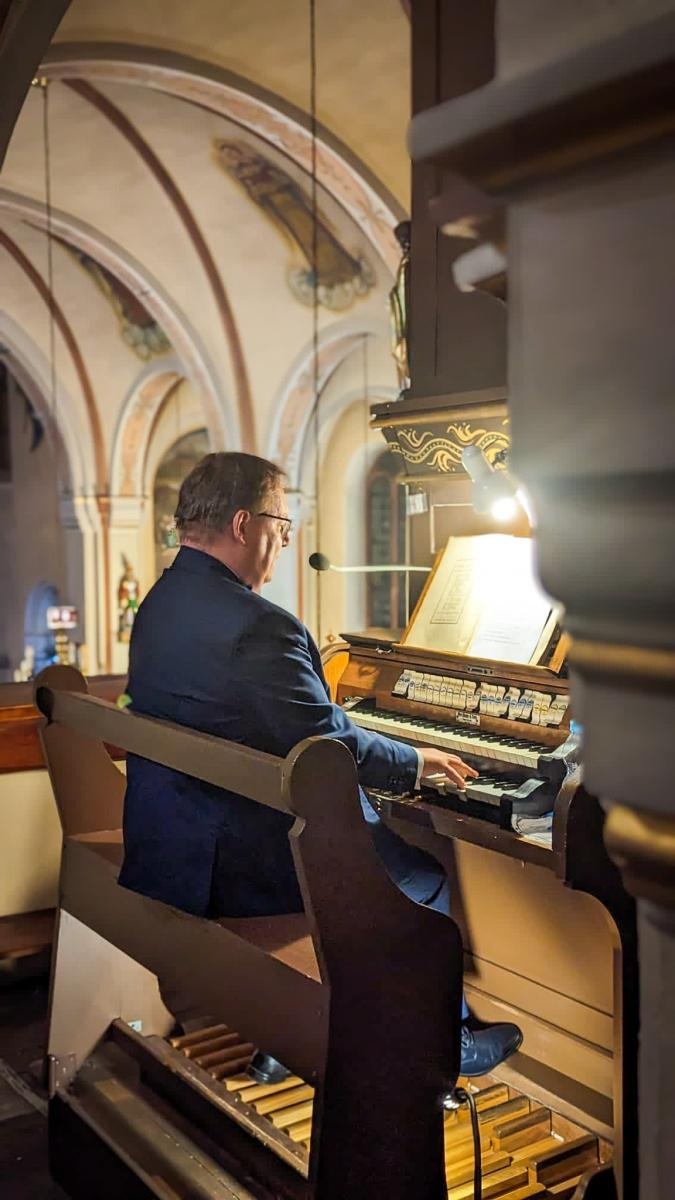 Zdjęcie w galerii na portalu naszraciborz.pl: Maestro Popławski na finał 800-lecia Krowiarek wiadomości z regionu