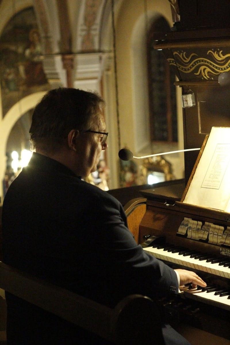 Zdjęcie w galerii na portalu naszraciborz.pl: Maestro Popławski na finał 800-lecia Krowiarek wiadomości z regionu