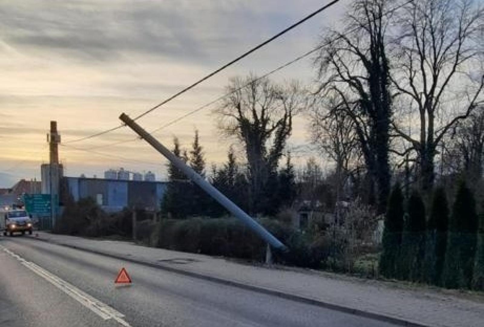 Zdjęcie w galerii na portalu naszraciborz.pl: Utrudnienia na Głubczyckiej. Auto uderzyło w słup energetyczny wiadomości z regionu