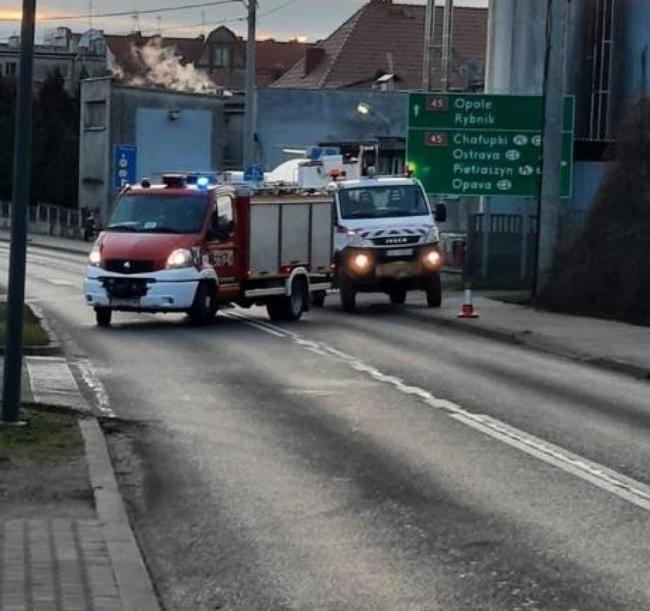 Zdjęcie w galerii na portalu naszraciborz.pl: Utrudnienia na Głubczyckiej. Auto uderzyło w słup energetyczny wiadomości z regionu