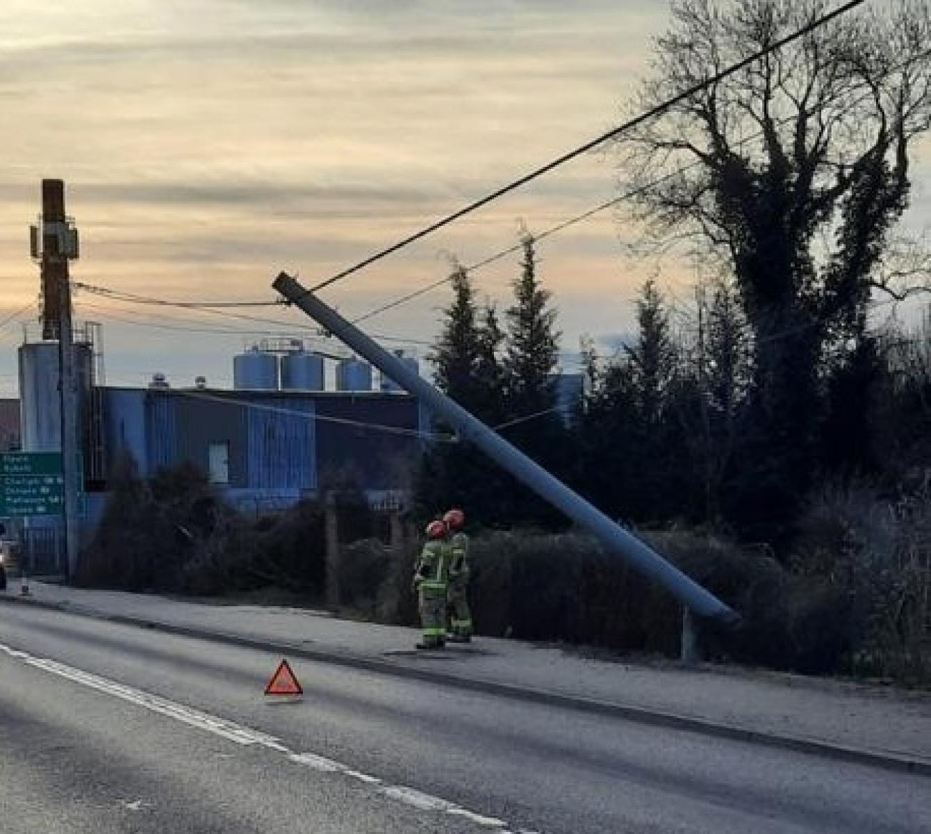 Zdjęcie w galerii na portalu naszraciborz.pl: Utrudnienia na Głubczyckiej. Auto uderzyło w słup energetyczny wiadomości z regionu