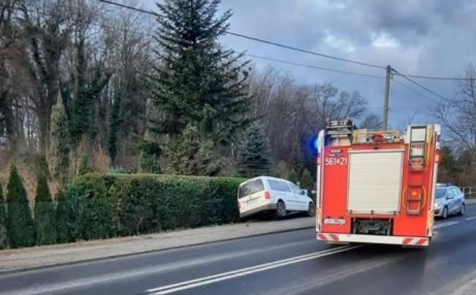 Zdjęcie w galerii na portalu naszraciborz.pl: Utrudnienia na Głubczyckiej. Auto uderzyło w słup energetyczny wiadomości z regionu