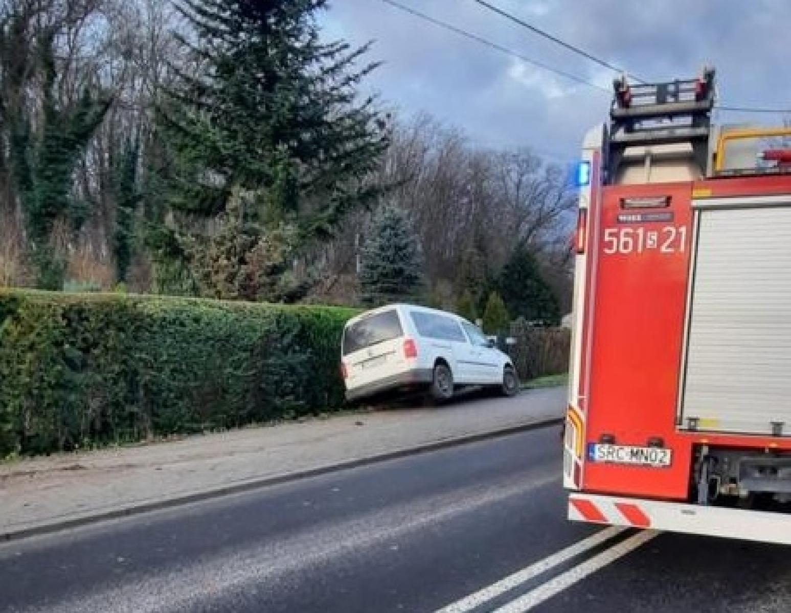Zdjęcie w galerii na portalu naszraciborz.pl: Utrudnienia na Głubczyckiej. Auto uderzyło w słup energetyczny wiadomości z regionu