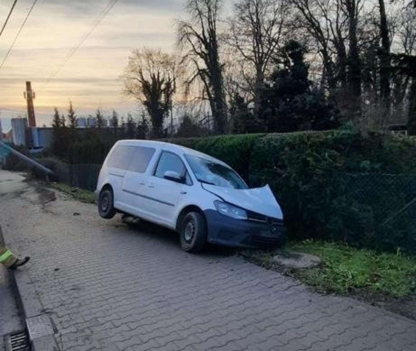 Zdjęcie w galerii na portalu naszraciborz.pl: Utrudnienia na Głubczyckiej. Auto uderzyło w słup energetyczny wiadomości z regionu