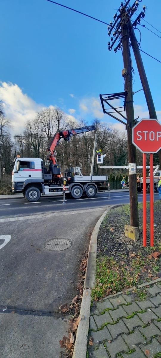 Zdjęcie w galerii na portalu naszraciborz.pl: Utrudnienia na Głubczyckiej. Auto uderzyło w słup energetyczny wiadomości z regionu