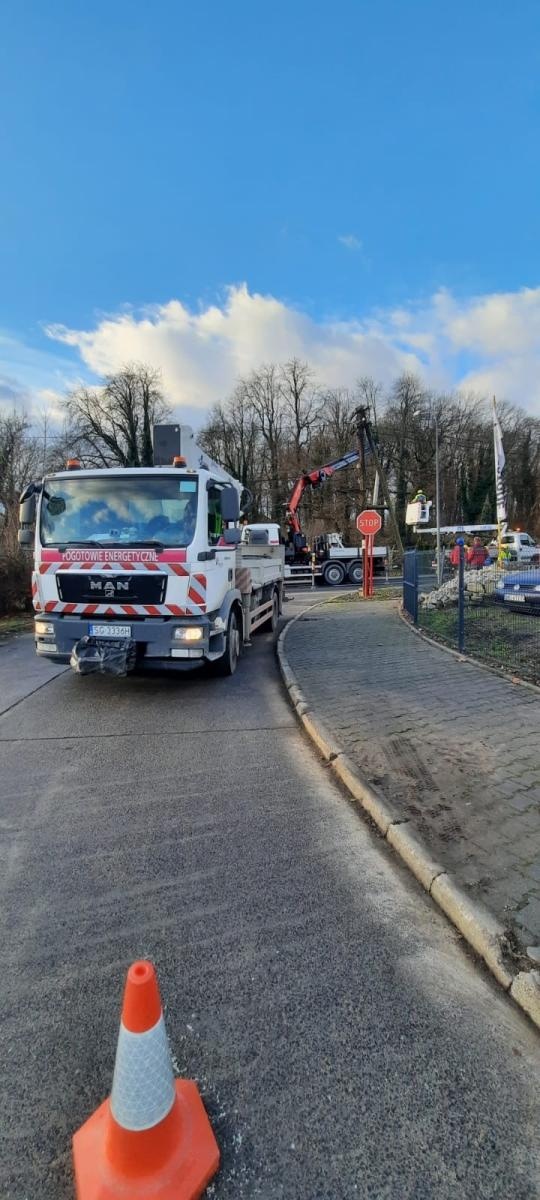 Zdjęcie w galerii na portalu naszraciborz.pl: Utrudnienia na Głubczyckiej. Auto uderzyło w słup energetyczny wiadomości z regionu