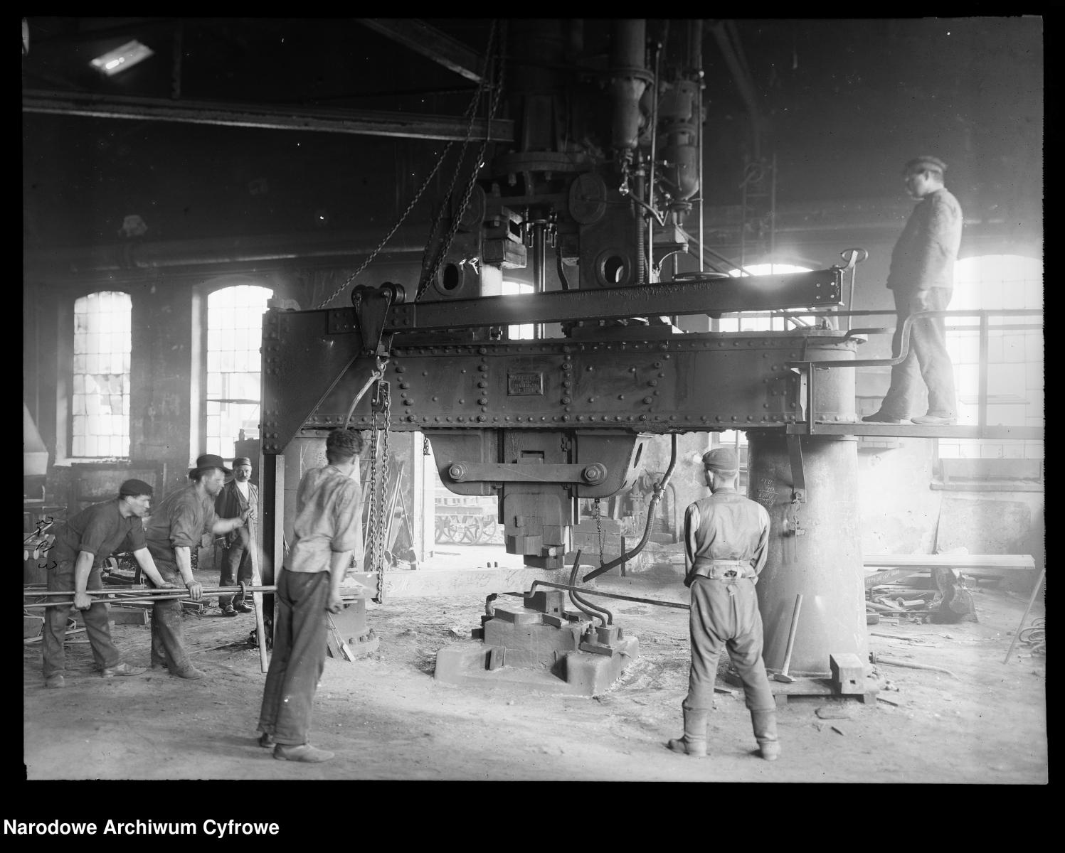 Zdjęcie w galerii na portalu naszraciborz.pl: Archiwalne przedwojenne zdjęcia Górnego Śląska. NAC próbuje ustalić, co pokazują [FOTO] wiadomości z regionu