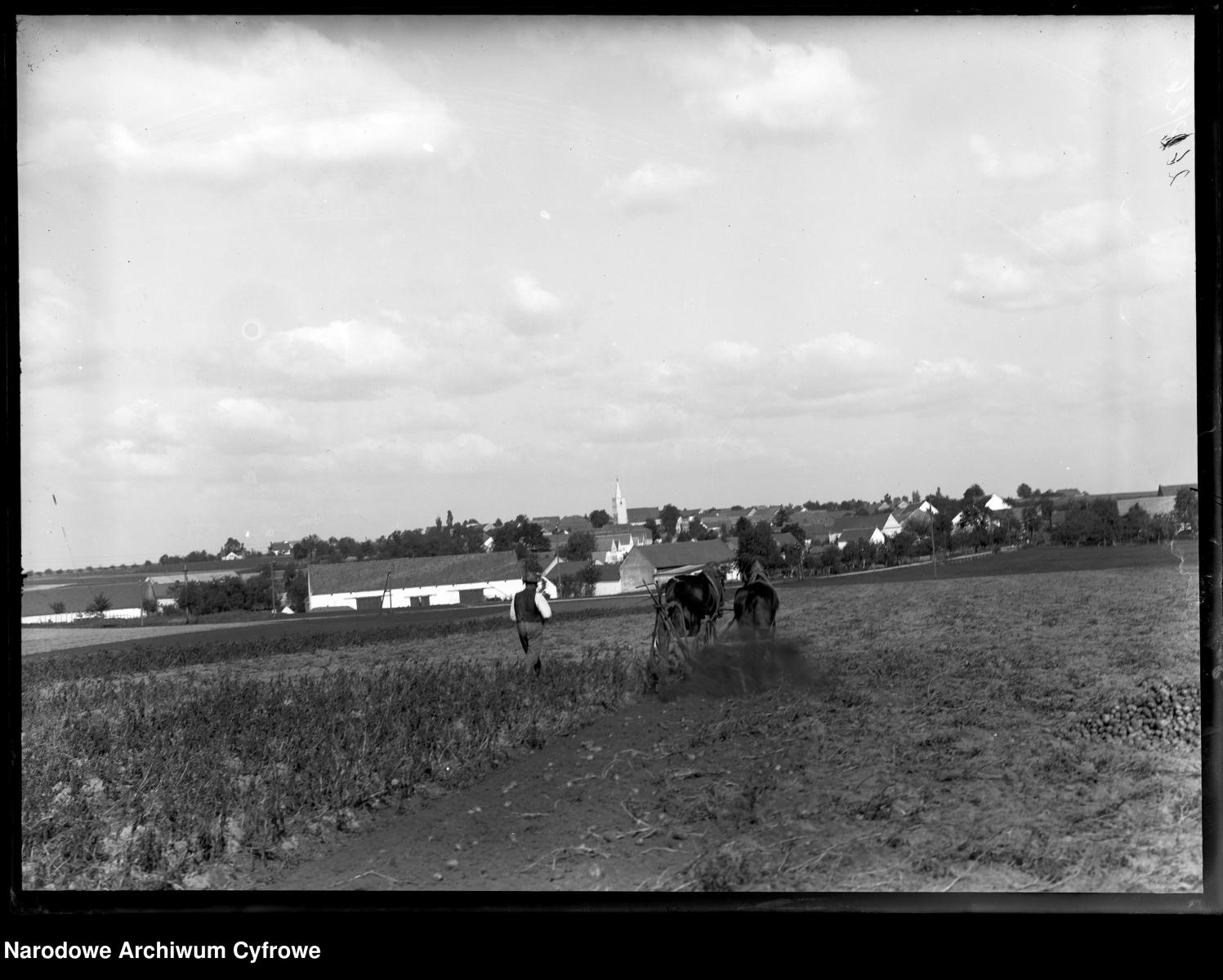 Zdjęcie w galerii na portalu naszraciborz.pl: Archiwalne przedwojenne zdjęcia Górnego Śląska. NAC próbuje ustalić, co pokazują [FOTO] wiadomości z regionu