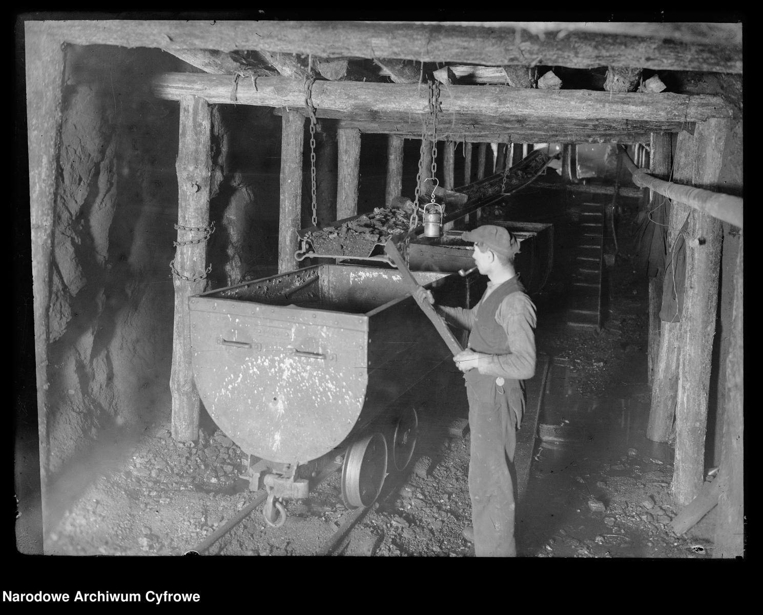 Zdjęcie w galerii na portalu naszraciborz.pl: Archiwalne przedwojenne zdjęcia Górnego Śląska. NAC próbuje ustalić, co pokazują [FOTO] wiadomości z regionu