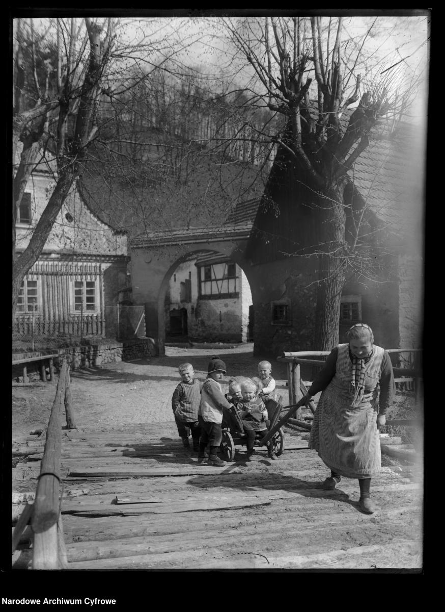Zdjęcie w galerii na portalu naszraciborz.pl: Archiwalne przedwojenne zdjęcia Górnego Śląska. NAC próbuje ustalić, co pokazują [FOTO] wiadomości z regionu