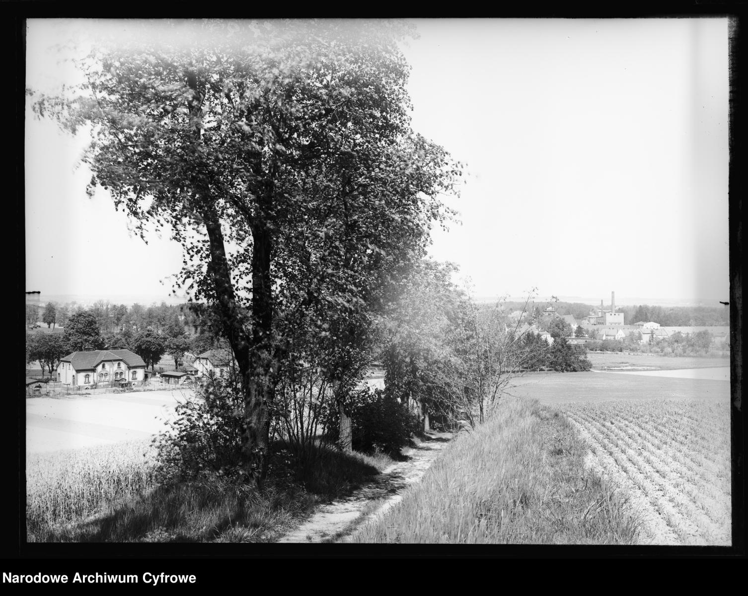 Zdjęcie w galerii na portalu naszraciborz.pl: Archiwalne przedwojenne zdjęcia Górnego Śląska. NAC próbuje ustalić, co pokazują [FOTO] wiadomości z regionu